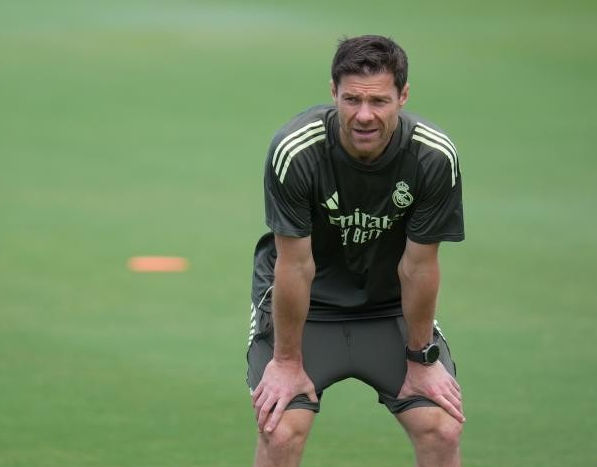 反恐精英-西甲|豪门的饭碗不好端，阿龙索黯然下课离开伯纳乌|哈维·阿隆索|皇马|皇家马德里|阿隆索|安切洛蒂_新浪新闻